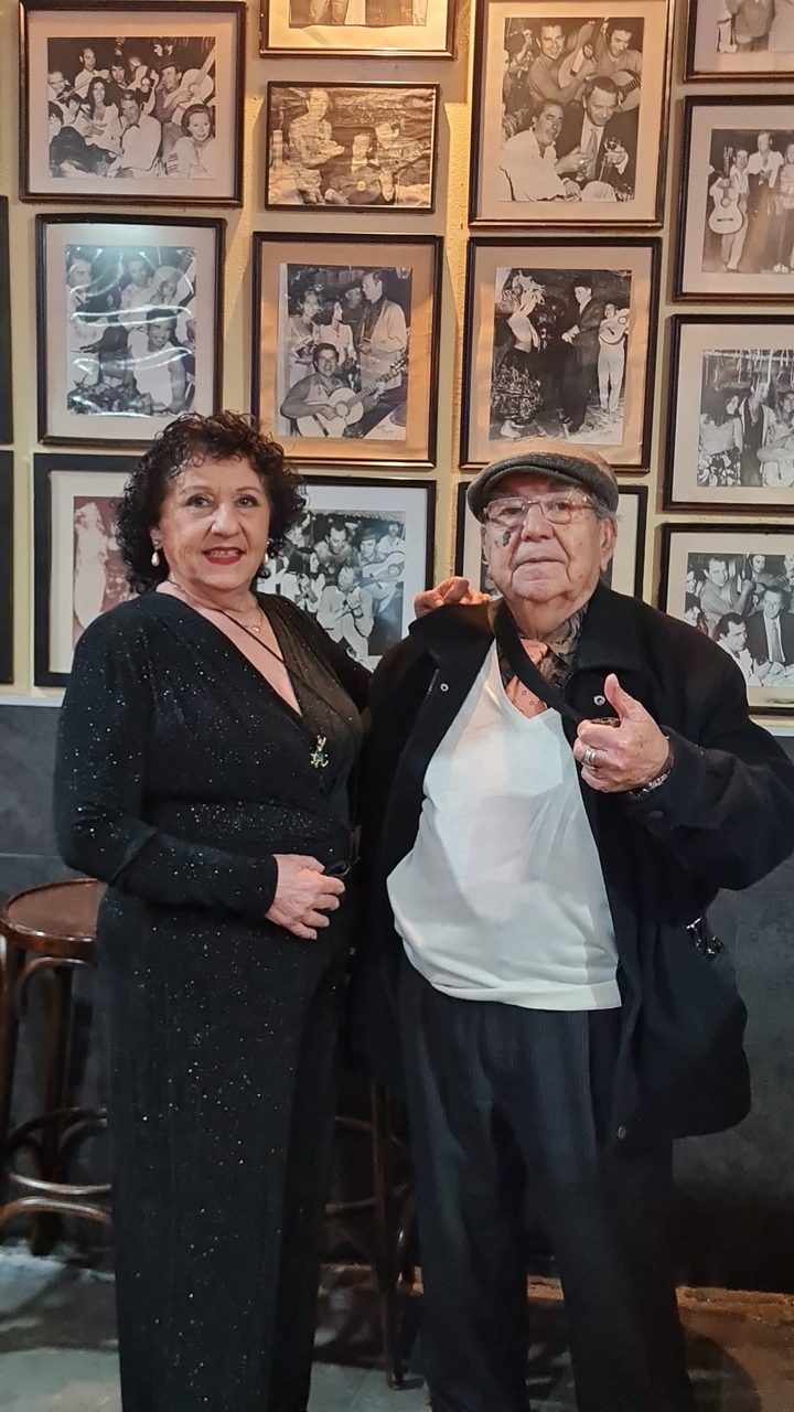 Pepe Esteve y Maribel hoy, delante de la pared de fotos del tablao flamenco Valencia El Toro y la Luna
